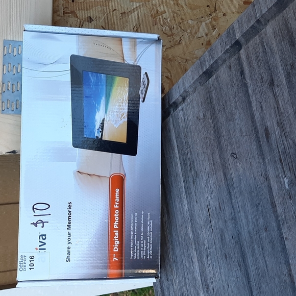 Digital frame - Picture 1 of 2